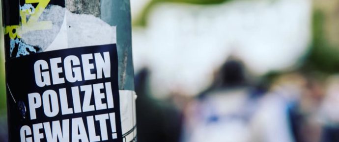 Darf man die Polizei kritisch betrachten und muss sie sich stets für ihr Handeln rechtfertigen?