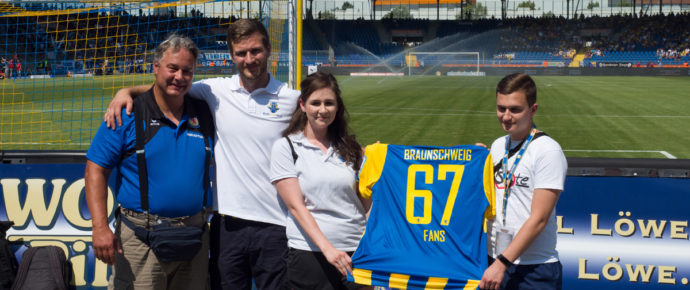 Die Blau-Gelbe Hilfe erhält das Trikot mit der Rückennummer 67!